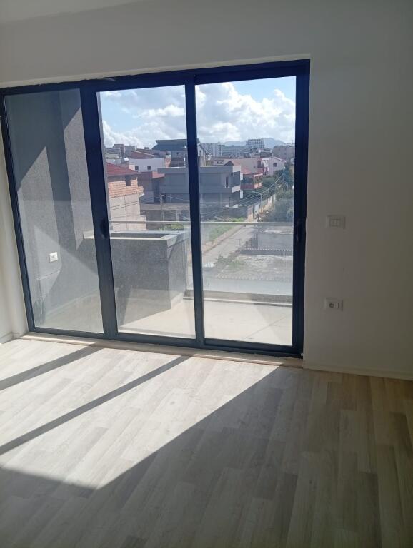 Shitet Apartament 2+1+2 tek Fundi i 5 Majit