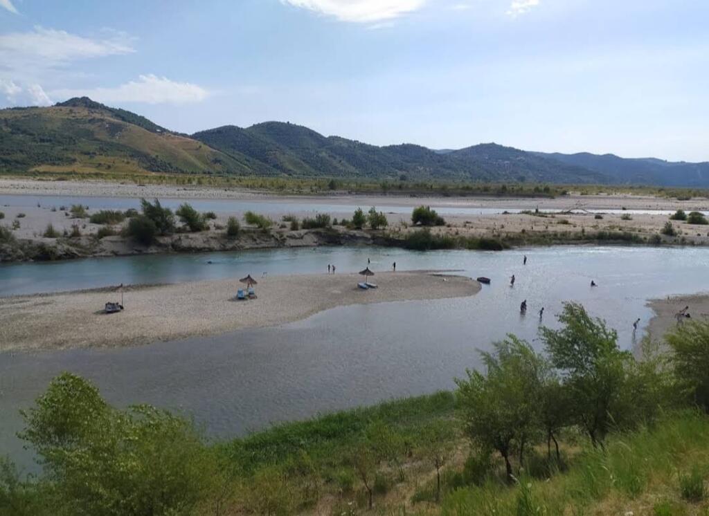 Shitet 10.000 m² toke ARE buze lumit Vjosa ne Permet