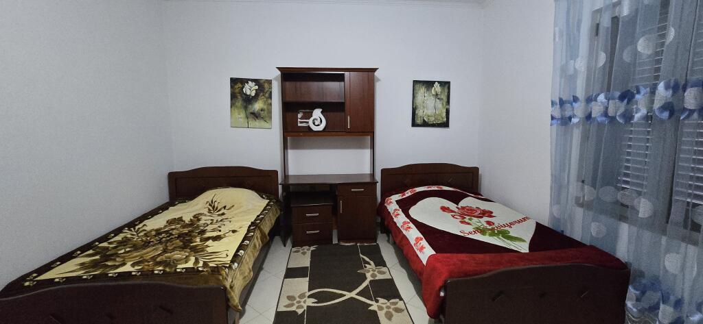 Jepet me qira apartament (2+1), pjese  e nje kati vile.