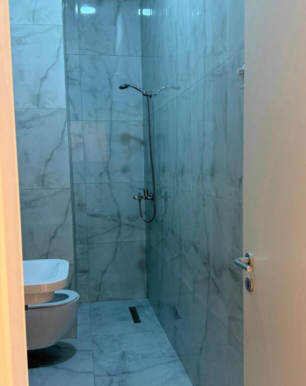 Garsoniere Qera - Gjimnazi - Arben Broci.