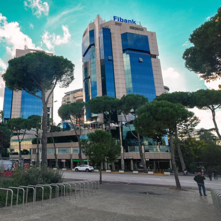 AMBIENTE UFFICIO/COMMERCIALE IN AFFITTO A ISH BLLOK !!