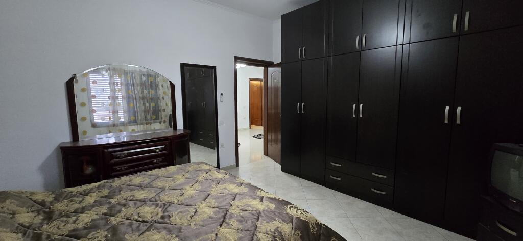 Jepet me qira apartament (2+1), pjese  e nje kati vile.