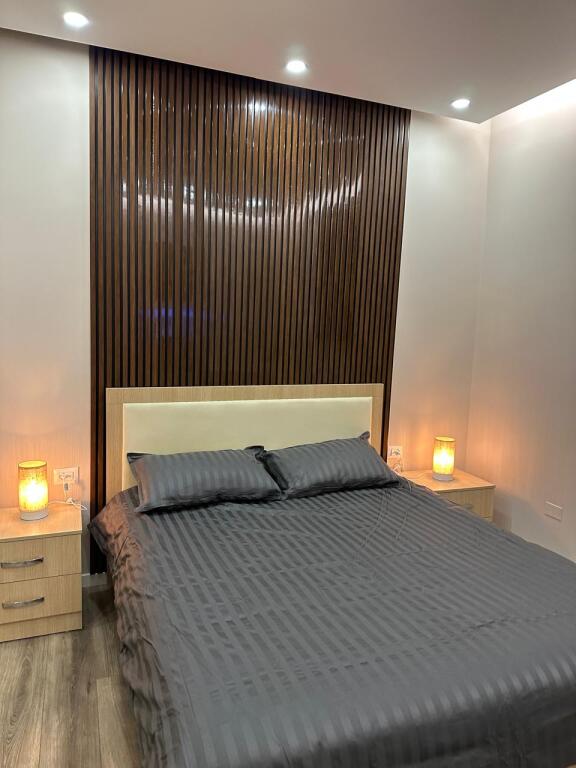 🏢Ne zonen e Pazarit te Ri,prane Lincoln Center jepet me qera apartament 1+1,i mobiluar 60,000Leke