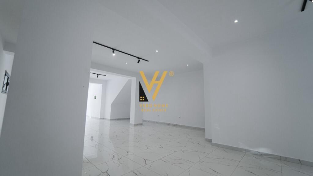 EDIFICIO IN AFFITTO PRESSO IL MUSEO DEI MARTIRI, DURRËS 2.200 EURO