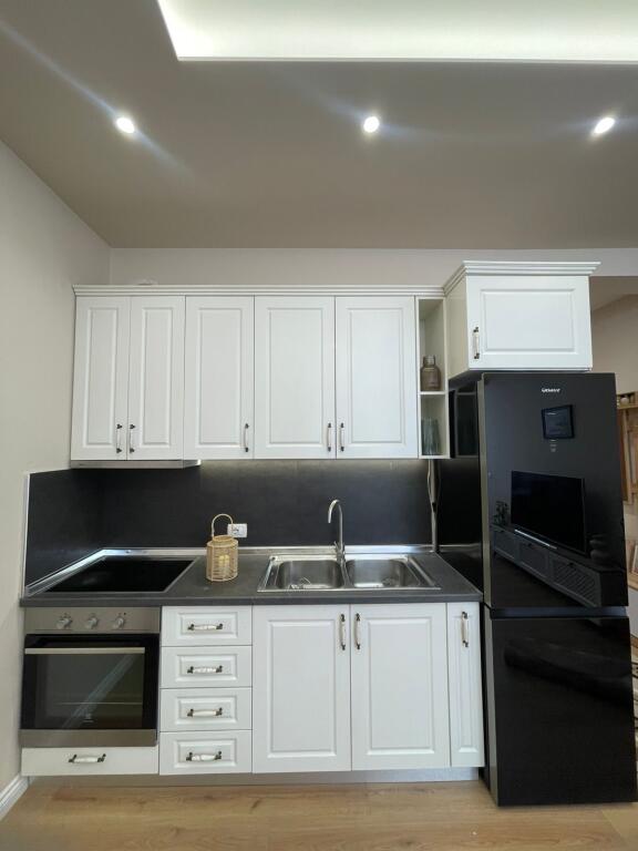 🏡 Apartament me qira – Rruga e Kavajës (përballë Delijorgjit, Pallati Genius)  📍 Vendndodhja: Rruga e Kavajës, përballë Delijorgjit – pranë Tibo dhe Comodita 🏢 Kati: 7 (me ashensor) 📐 Tipologjia: 1+1 💶 Qira: 70,000 lekë/muaj (pak e diskutueshme)