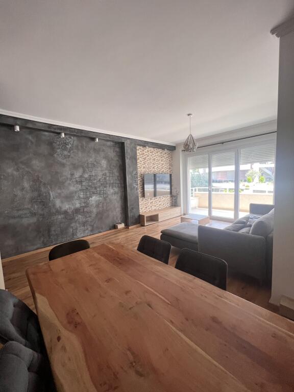 Shitet apartament tek kopështi botanik