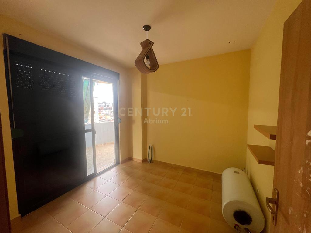 JAPIM ME QIRA APARTAMENT 3+1+2 TEK MINISTRIA E JASHTME !