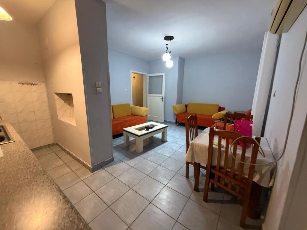 Jepet me qera Apartamenti 1+1, Rruga e Elbasanit , prane pasticeri Lej Laj , 350 euro