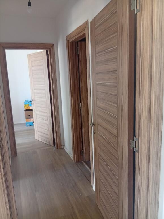Jepet me Qera Apartament 2+1 TEK Fundi i 5 Majit