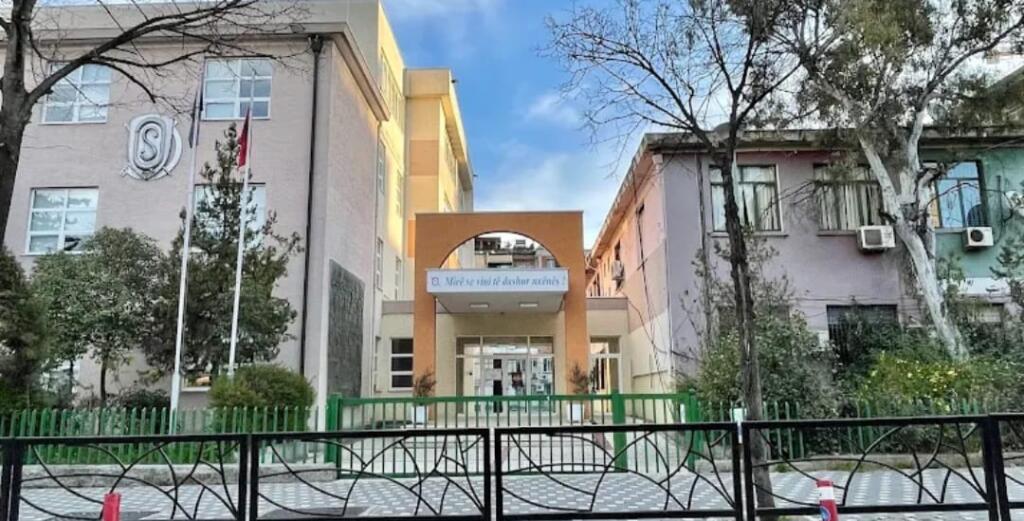 Apartment 2+1 for sale at Zogu i Zi behind the "Qemal Stafa" school.