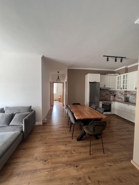 Shitet apartament tek kopështi botanik