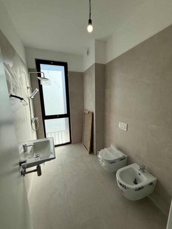 Locale Ufficio in Affitto – Altana Residence, Tirana