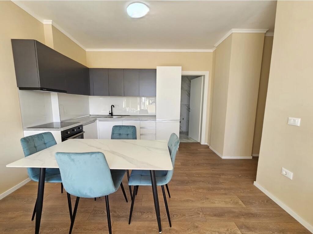 Shitet apartament 2+1 ne plazh iliria