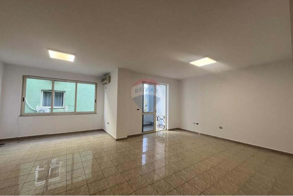 AMBIENTE COMMERCIALE IN AFFITTO A BLLOK  !