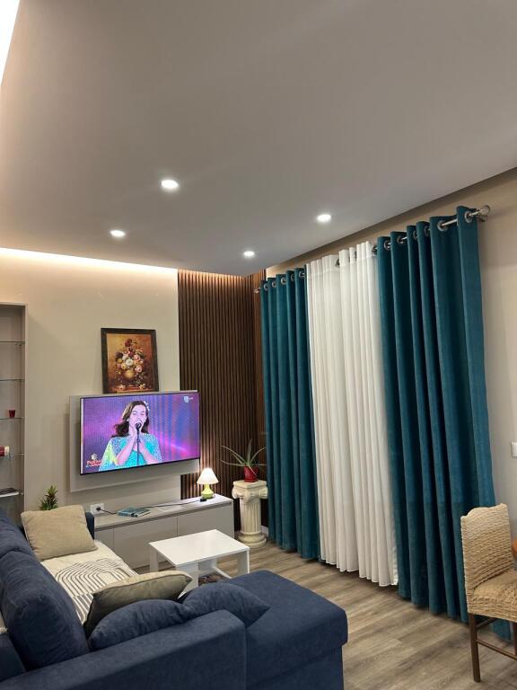 🏢Ne zonen e Pazarit te Ri,prane Lincoln Center jepet me qera apartament 1+1,i mobiluar 60,000Leke