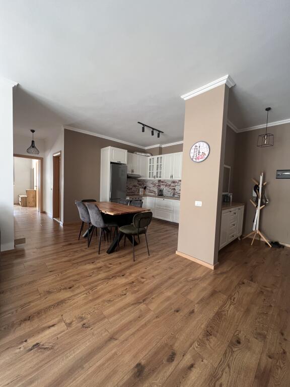 Shitet apartament tek kopështi botanik