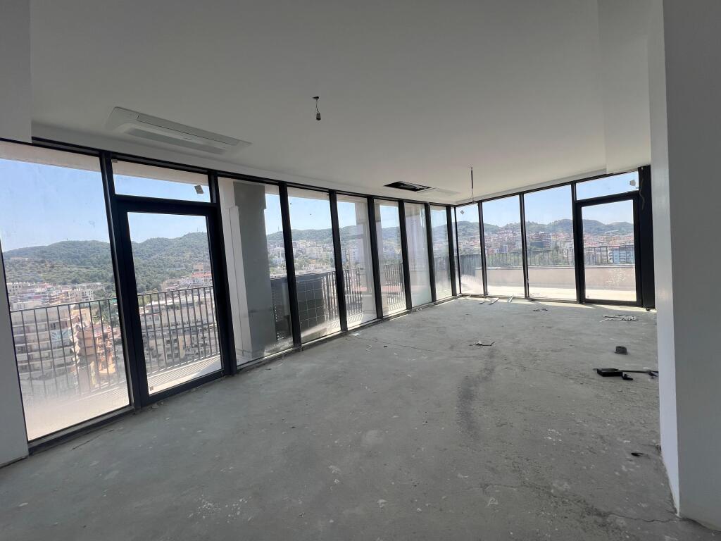 Shitet apartament 2+1+2 tek Liqeni Artificial, Lake View