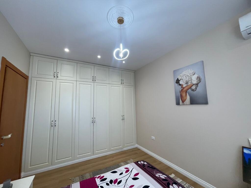 🏡 Apartament me qira – Rruga e Kavajës (përballë Delijorgjit, Pallati Genius)  📍 Vendndodhja: Rruga e Kavajës, përballë Delijorgjit – pranë Tibo dhe Comodita 🏢 Kati: 7 (me ashensor) 📐 Tipologjia: 1+1 💶 Qira: 70,000 lekë/muaj (pak e diskutueshme)