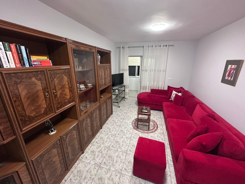 Jepet me qira 2+1 QENDER TE CIRKU 600 mije