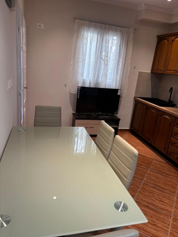 🏠In the area of Rruga 5 Maji, near Blackstone Lounge, the first floor of a villa is for rent, 1+1, furnished.: 450Euro