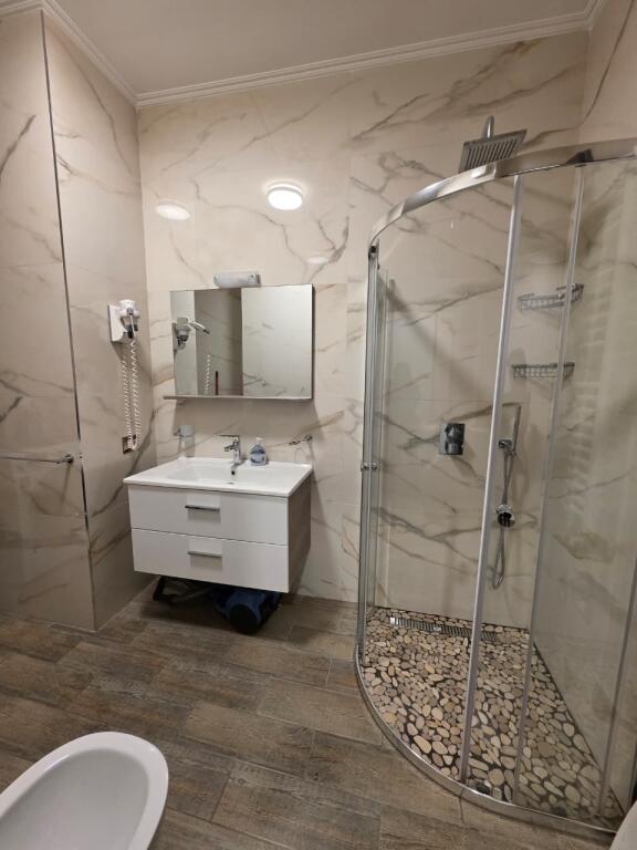 APARTAMENT 2+1+POST PARKIMI ME QERA, RRUGA E KOSOVAREVE