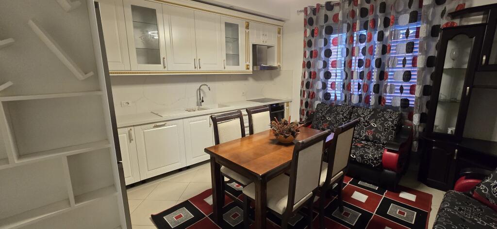 Jepet me qira apartament (2+1), pjese  e nje kati vile.