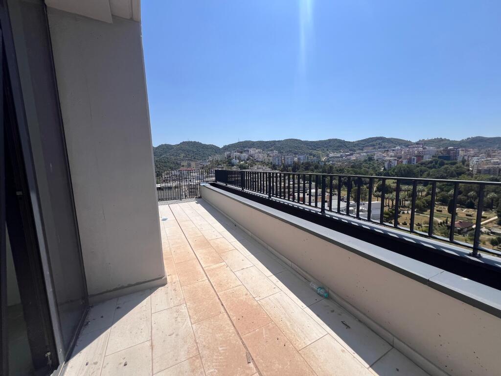 Shitet apartament 2+1+2 tek Liqeni Artificial, Lake View