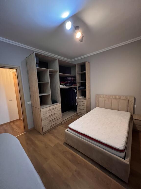 Shitet apartament tek kopështi botanik