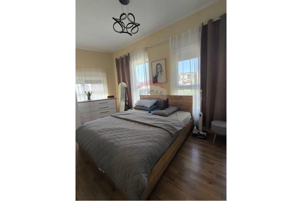 Shitet Apartament 2+1+2 tek Kompleksi Mangalem