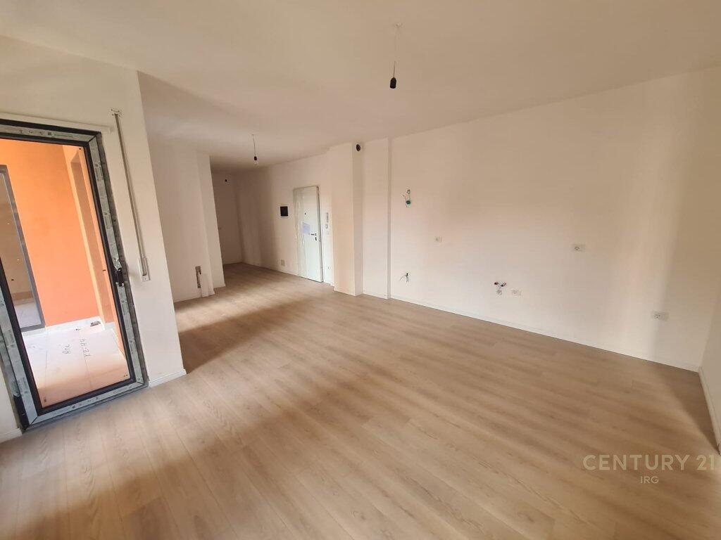 Apartament 2+1 per shitje te Shkolla e Kuqe