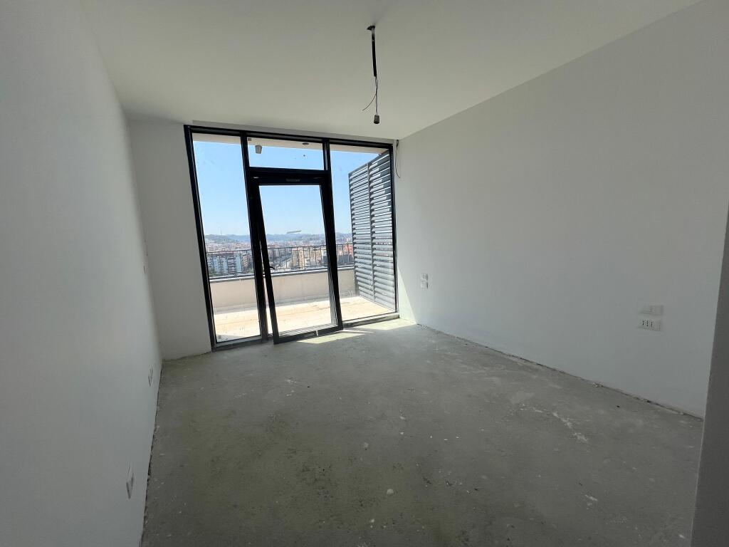 Shitet apartament 2+1+2 tek Liqeni Artificial, Lake View