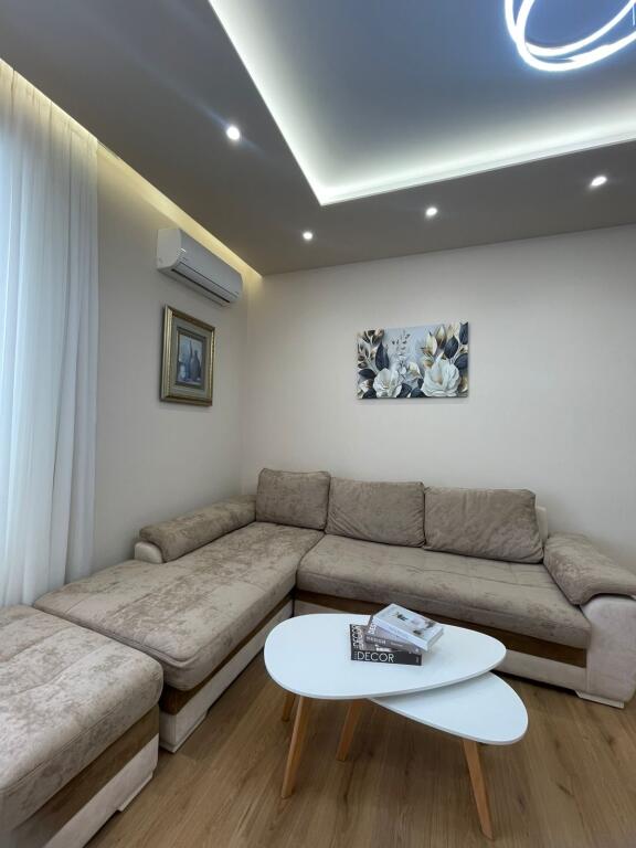 🏡 Apartament me qira – Rruga e Kavajës (përballë Delijorgjit, Pallati Genius)  📍 Vendndodhja: Rruga e Kavajës, përballë Delijorgjit – pranë Tibo dhe Comodita 🏢 Kati: 7 (me ashensor) 📐 Tipologjia: 1+1 💶 Qira: 70,000 lekë/muaj (pak e diskutueshme)