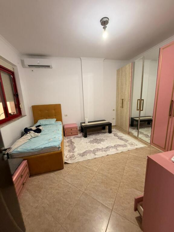 Shitet apartament 4+1+2 tek Kthesa e Kamzes