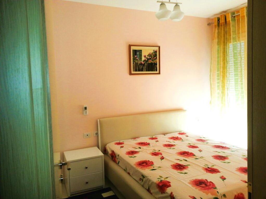 Jepet me qera apartament 1+1  Ringu