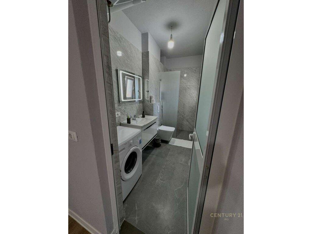 Jepet me qera apartament 2+1 prane Bulevardit! 700 € /Muaj