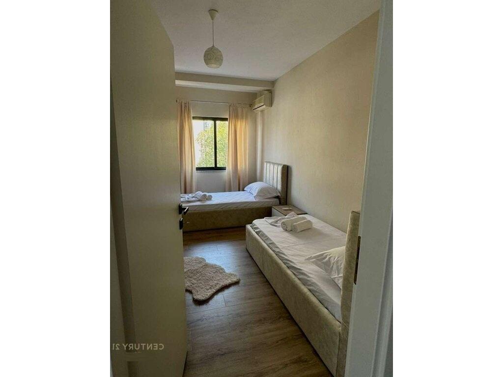 Jepet me qera apartament 2+1 prane Bulevardit!