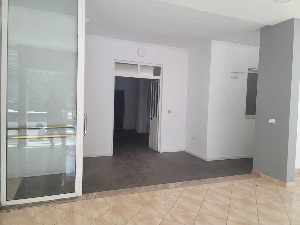 ZYRE ME QERA 220 M2 LAPRAKE 1500 EURO