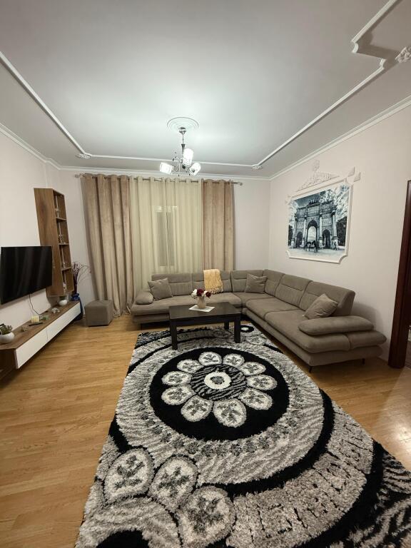 Nenstacioni elektrik, apartament 2+1 me qera 45,000 leke Siri Kodra