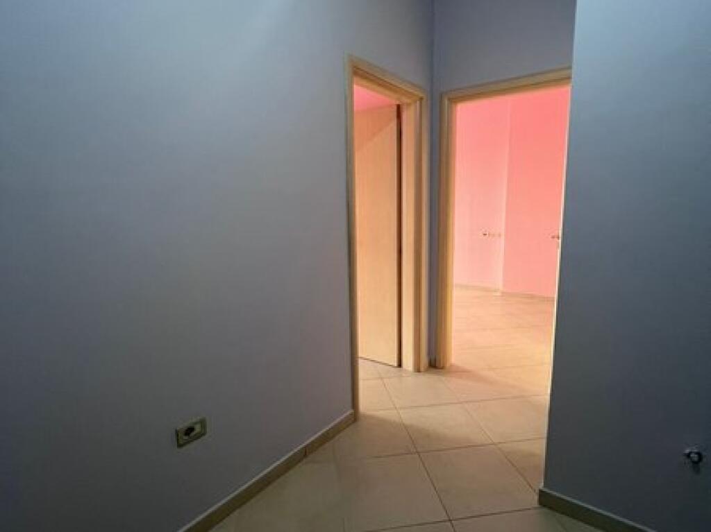 Qera, Ambient per zyra+Post Parkimi, Komuna e Parisit, Tirane.