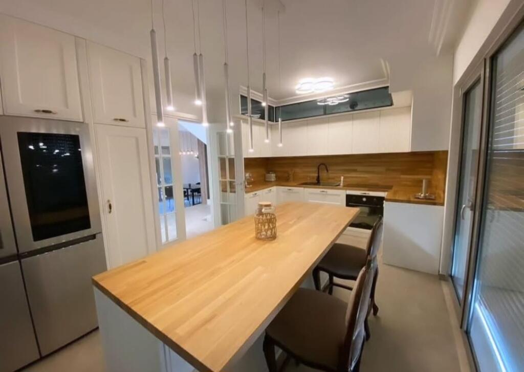 Rruga Elbasanit, Pallati Brigadave, ne Rezidencen me te bukur! shesim SUPER VILE, me pishine