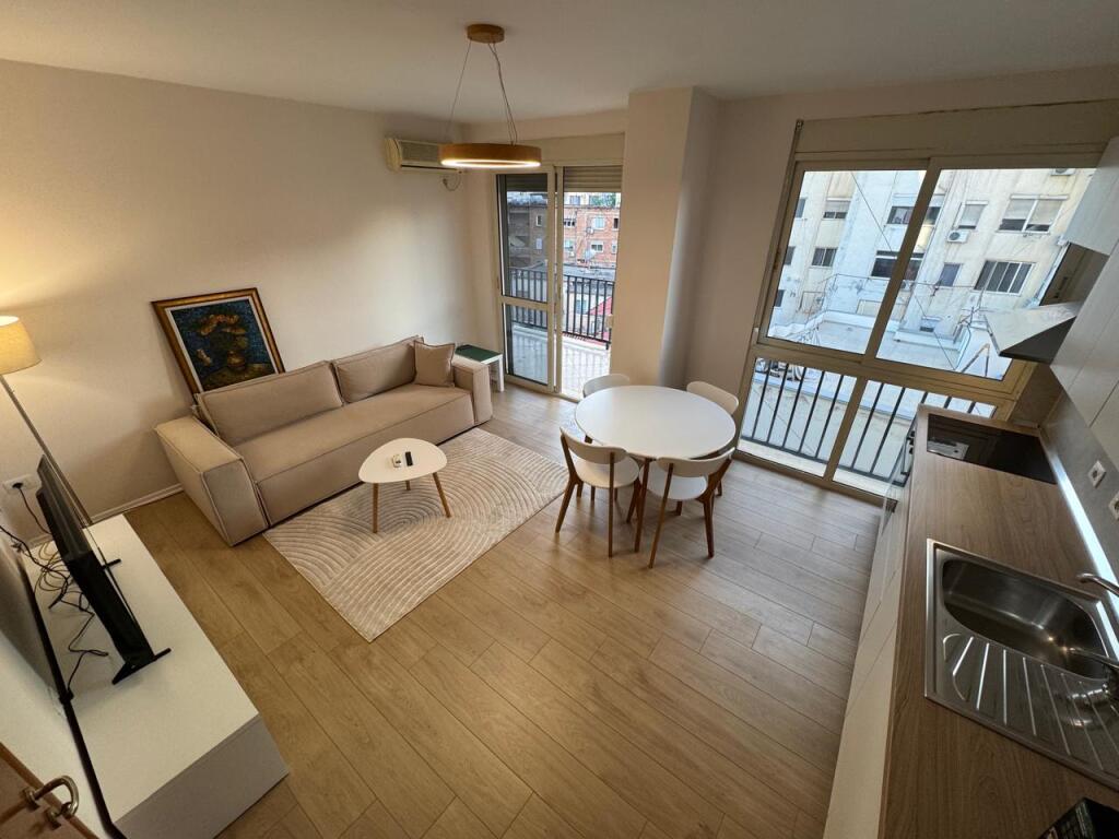 APARTAMENT 1+1 ME QIRA , RRUGA E KAVAJES /QENDER