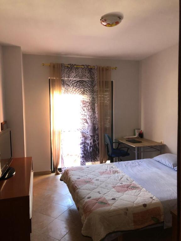 Shitet apartament 2+1 spacioz , buze rruges Frang Bardhi