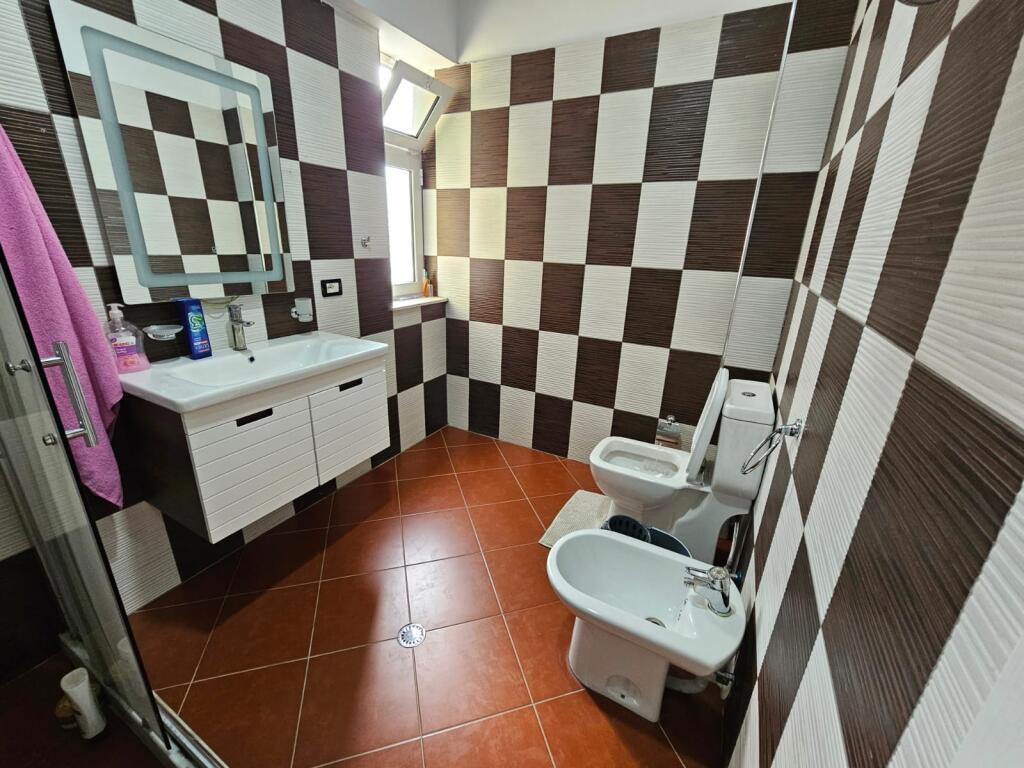 Appartamento 2+1+2 bagni + posto auto in affitto – Lago Secco 📍 Posizione: 100 metri dall'Hotel Radisson 💶 Prezzo: 800 €/mese (posto auto incluso) 🏢 Situato al: 2° piano | Edificio nuovo con ascensore