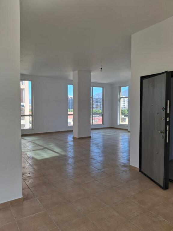 AMBIENT BIZNESI ME QIRA – Stacioni i Trenit, Rrugë Kryesore