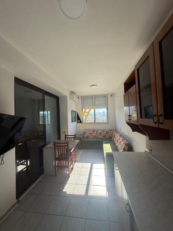 JEPET APARTAMENT 4+1+2 ME QERA TE RRUGA FORTUZI 100.000 LEKE