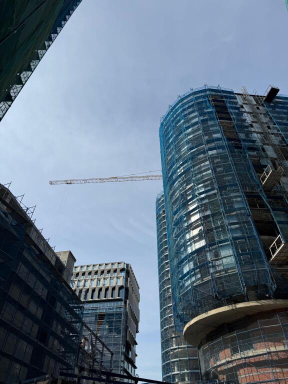 Office for sale at Lake Park Central – Near the "Air Albania" Stadium!
