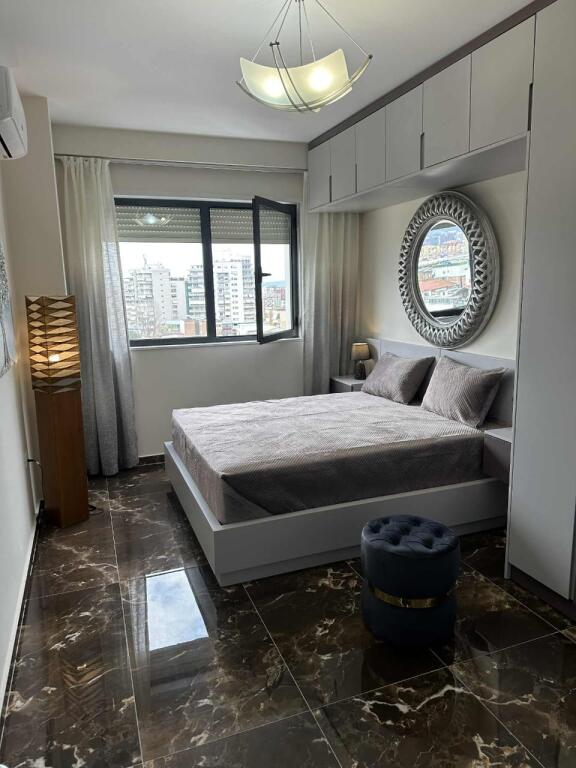 🏙️ Jepet me Qira Apartament 1+1 – Përballë Colosseut, Tiranë