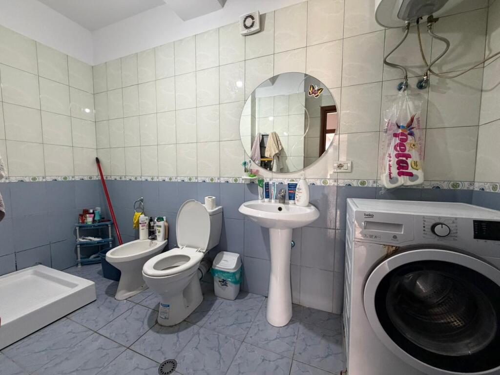 Apartament 1+1 per shitje prane Hotel Roland.