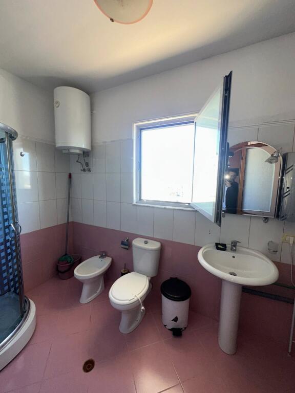 1+1 + BALLKON PRANË QENDRËS 300EURO