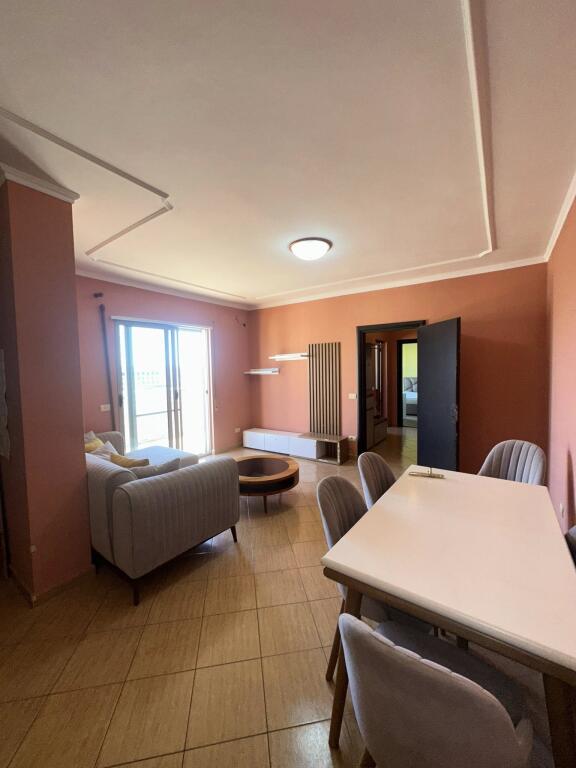 1+1 + BALLKON PRANË QENDRËS 300EURO